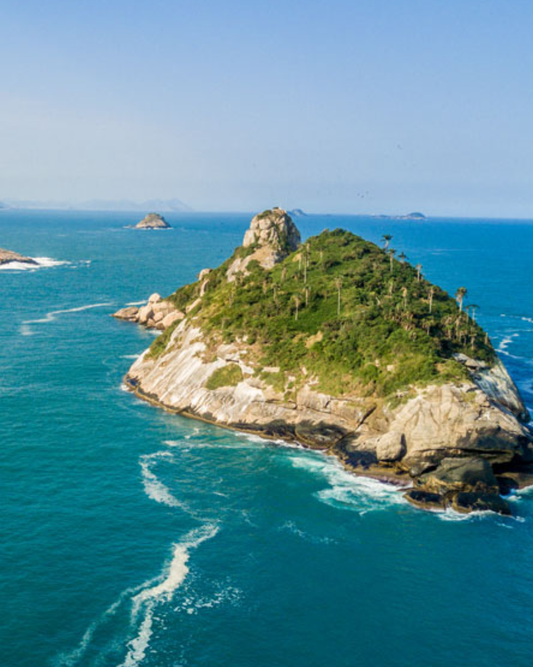 Vista do roteiro pelas Ilhas Tijucas no Rio de Janeiro
