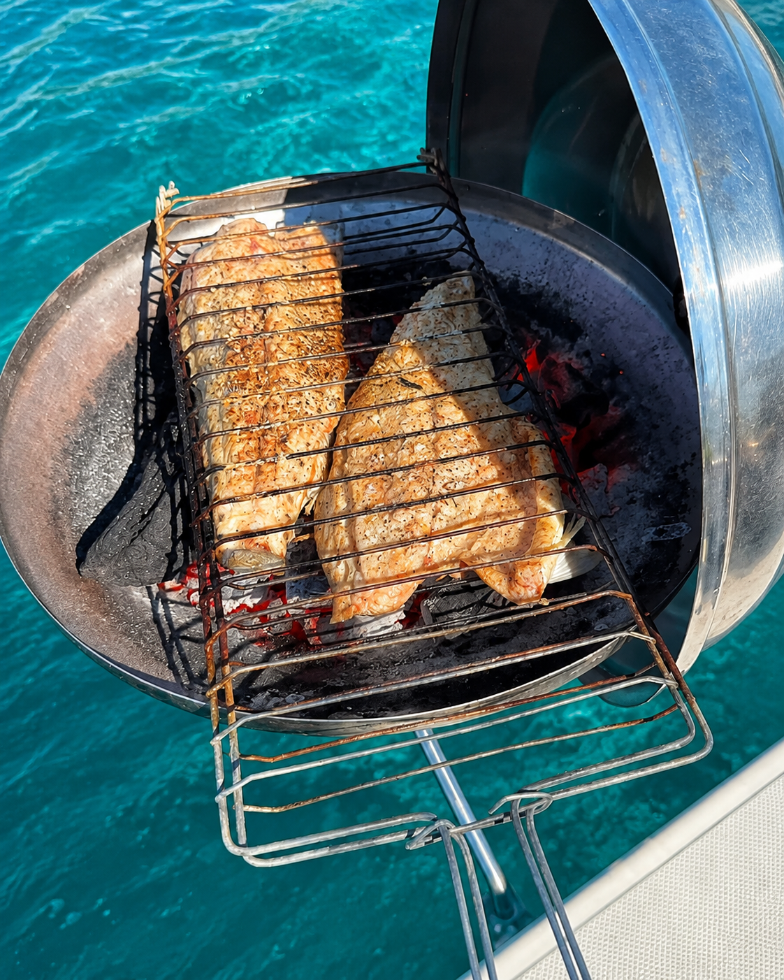 Churrasco preparado a bordo da lancha